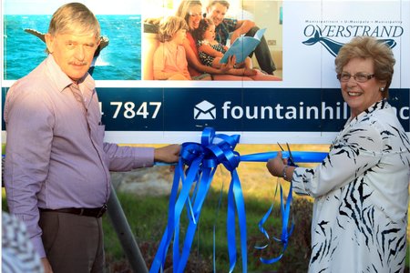 Briand Louw saam met Overstrandse Uitvoerende Burgemeester, raadsdame Nicolette Botha-Guthrie, kort voordat sy die seremoniÃ«le lint vir die opening van Fountainhill geknip het. 